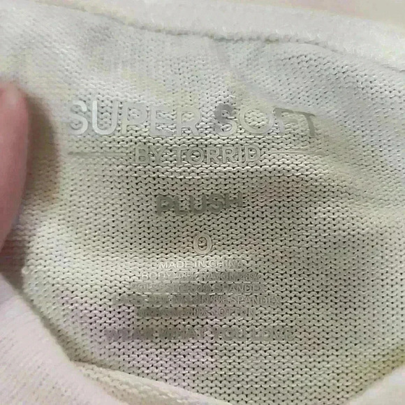 Ivory shirt with lace sleeves. NWT Torrid size 0 - Picture 2 of 5